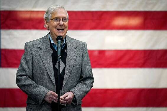 חוגג ניצחון, מיץ' מקונל // צילום: רויטרס